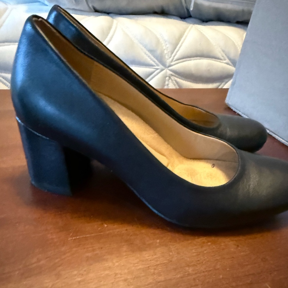 Naturalizer Black Leather heels, size 6.5 W